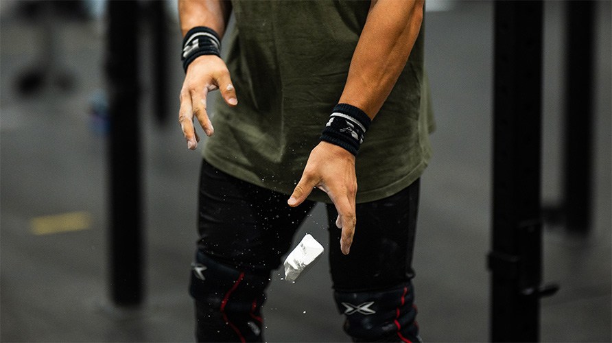 En mand er ved at smide en blok magnesium.